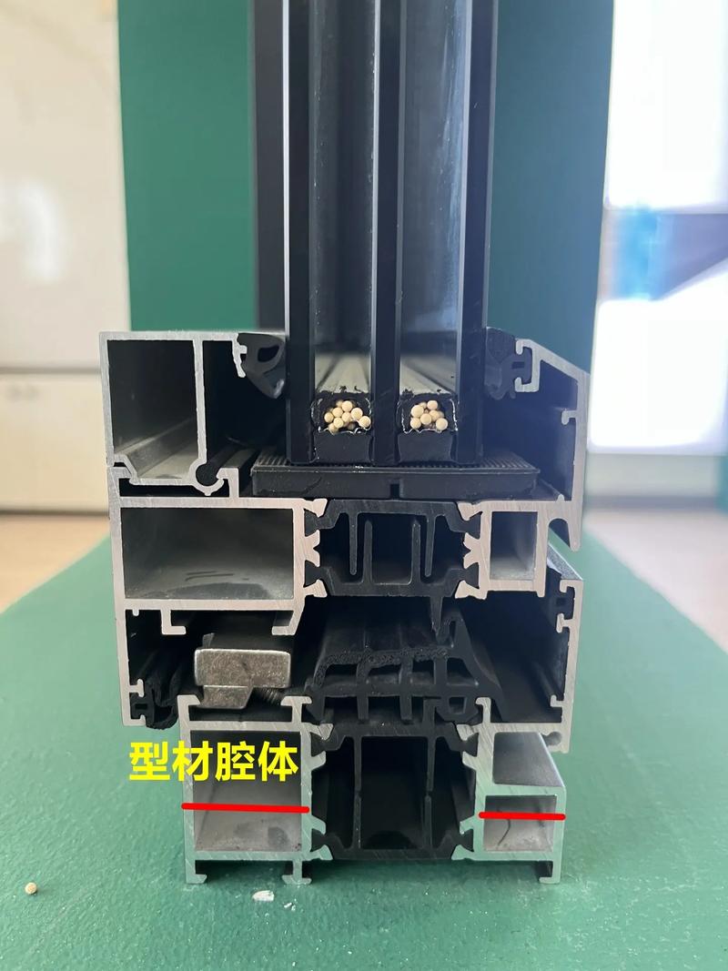 鋁合金跟塑料用什么膠可以粘牢?